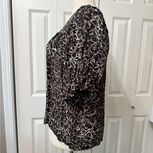 Karen Kane EUC❤️ Black and Cream Abstract Blouse - Picture 5 of 6